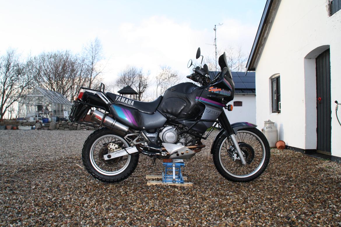 Yamaha XTZ750 Super Ténéré - Ser godt ud når den står nyvasket - selvom mudder/støv også klæder den. billede 7