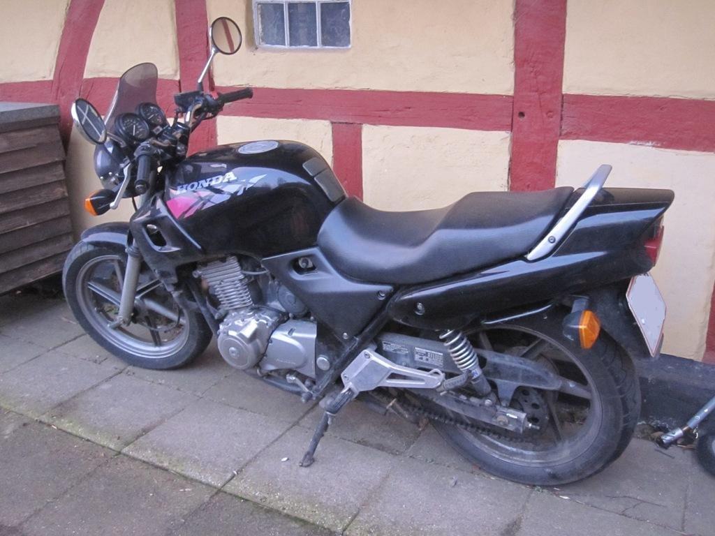 Honda CB500 - Står standart, bortset fra den lille vindskærm. billede 2