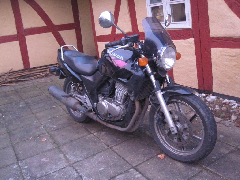 Honda CB500 - Står standart, bortset fra den lille vindskærm - og en styrende der mangler. billede 3