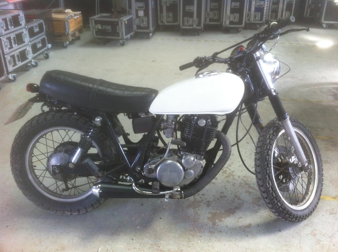 Yamaha SR 500 - Som hun ruller i øjeblikket. Regner med at male tanken og finde en passende forskærm snart. billede 7