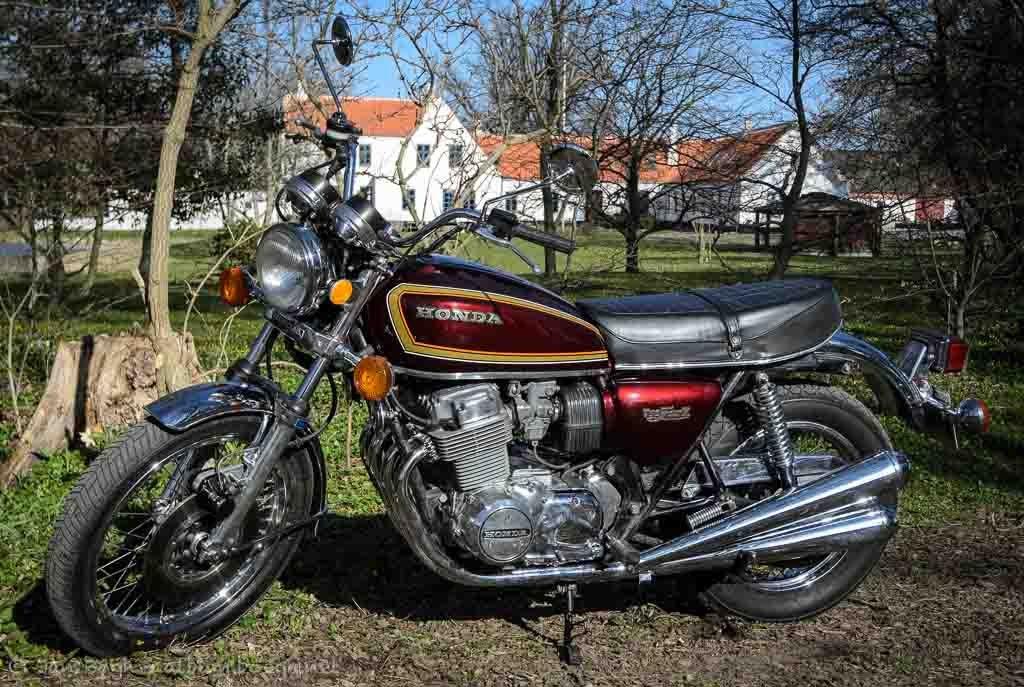Honda CB750 K7 - Efter en masse kosmetisk og mekanisk restaurering, polering, udskiftning af kabler, el, pakninger mm. er den ved at være sommerklar. Skal nu på besøg hos en forstandig mekaniker der skal justere kaburering, tænding mv. så motoren optimeres efter blot at v billede 5