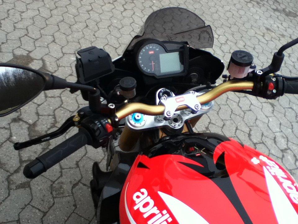 Aprilia RSV Tuono Factory - TomTom aktiv holder på styret, rigtig touringstyle... billede 11