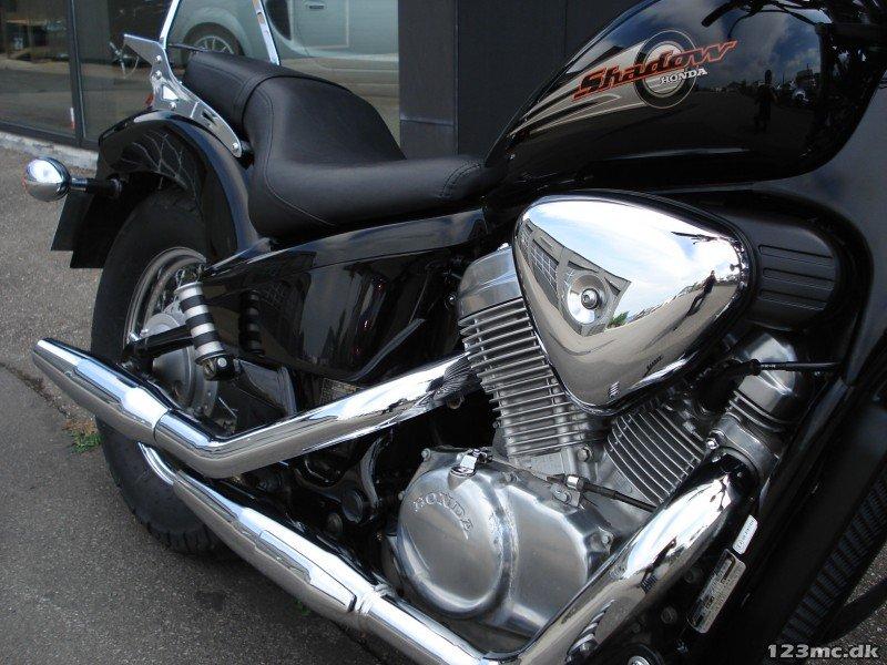 Honda VT 600 Shadow - Synes selv den er i ret god stand af en 99'er at være. billede 2