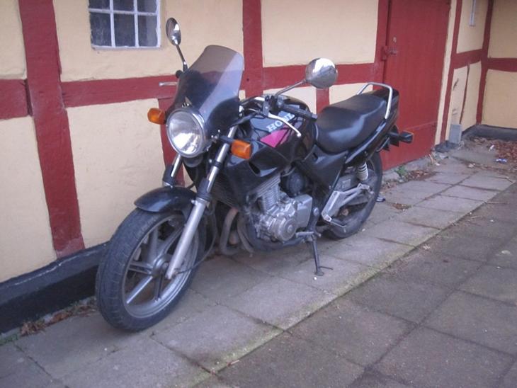 Honda CB500 - Står standart, bortset fra den lille vindskærm. billede 1