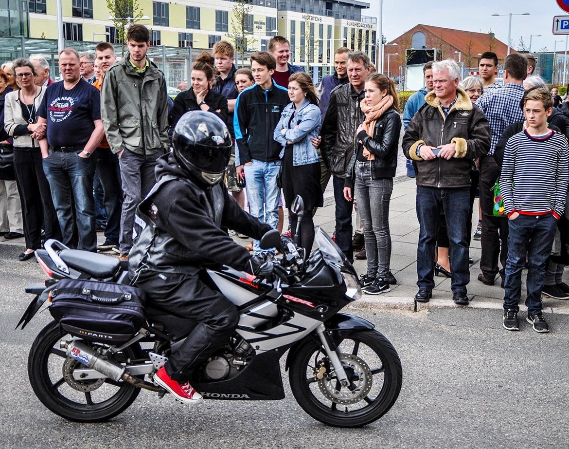 Honda CBR 125 r - "Vi" legede lige bodyguard for to veninder til deres galla-halløj. billede 1