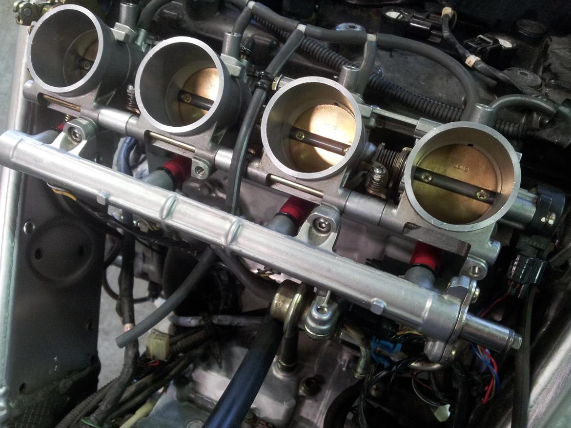 Suzuki GSXR 750 SRAD - Så er indsprøjtningsdyserne pakket om, med nye O-ringe, og TPS'en er justeret. Klar til 2013. billede 13