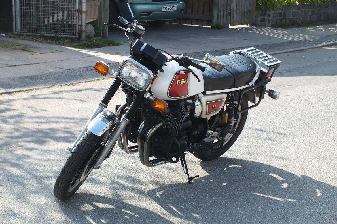 Yamaha XS 1100 E - Som den stod da jeg købte den i maj 2013 for den nette sum af 20.000 kr.. Har set dem billigere, men ikke i nær så god stand som denne, og jeg skal have en motorcykel der kan køre uden de store problemer, og det fik jeg :) billede 2