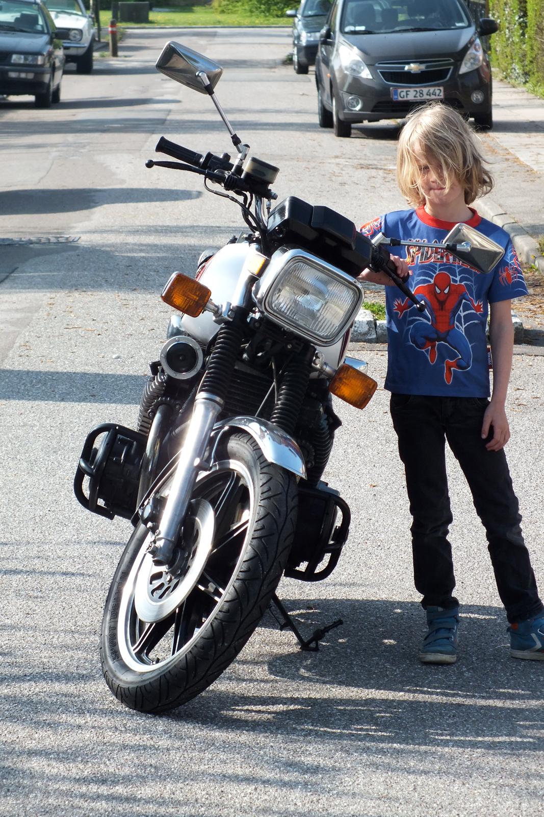 Yamaha XS 1100 E - Sønnike ved siden af fars nye legetøj :) 6 år og klar til sin første tur på motorcykel. billede 3