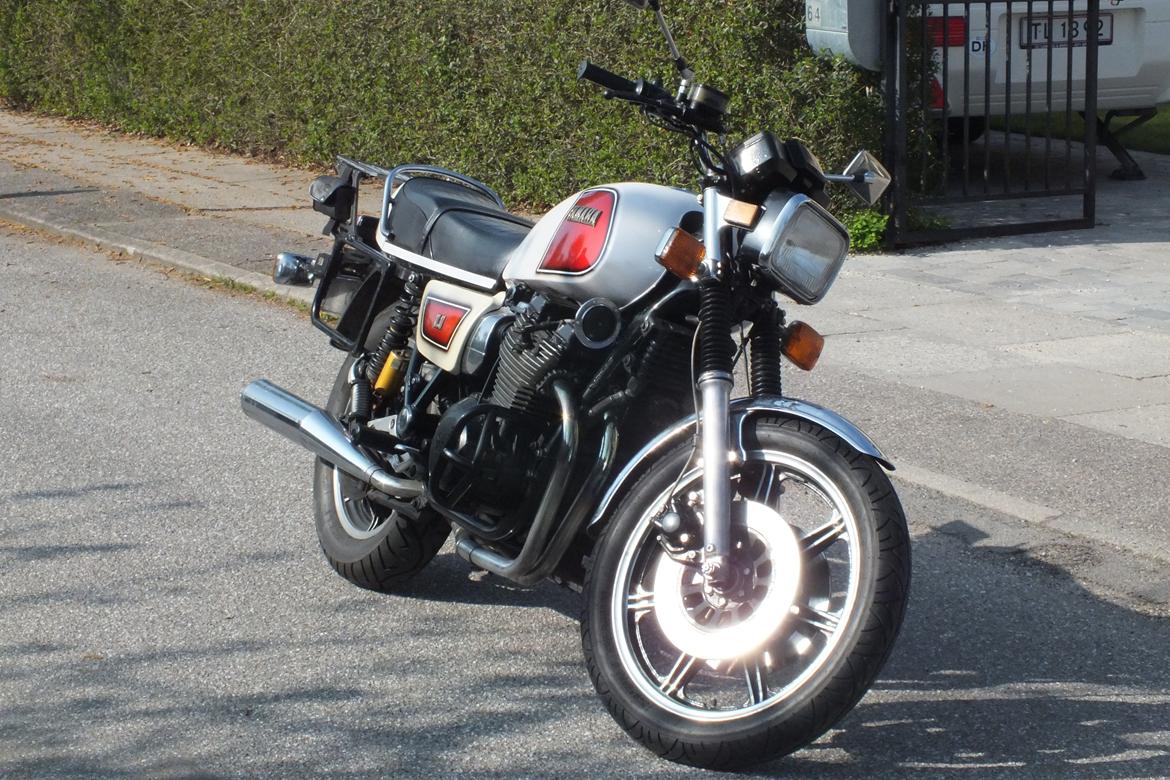 Yamaha XS 1100 E - Som den stod da jeg købte den i maj 2013 for den nette sum af 20.000 kr.. Har set dem billigere, men ikke i nær så god stand som denne, og jeg skal have en motorcykel der kan køre uden de store problemer, og det fik jeg :) billede 4