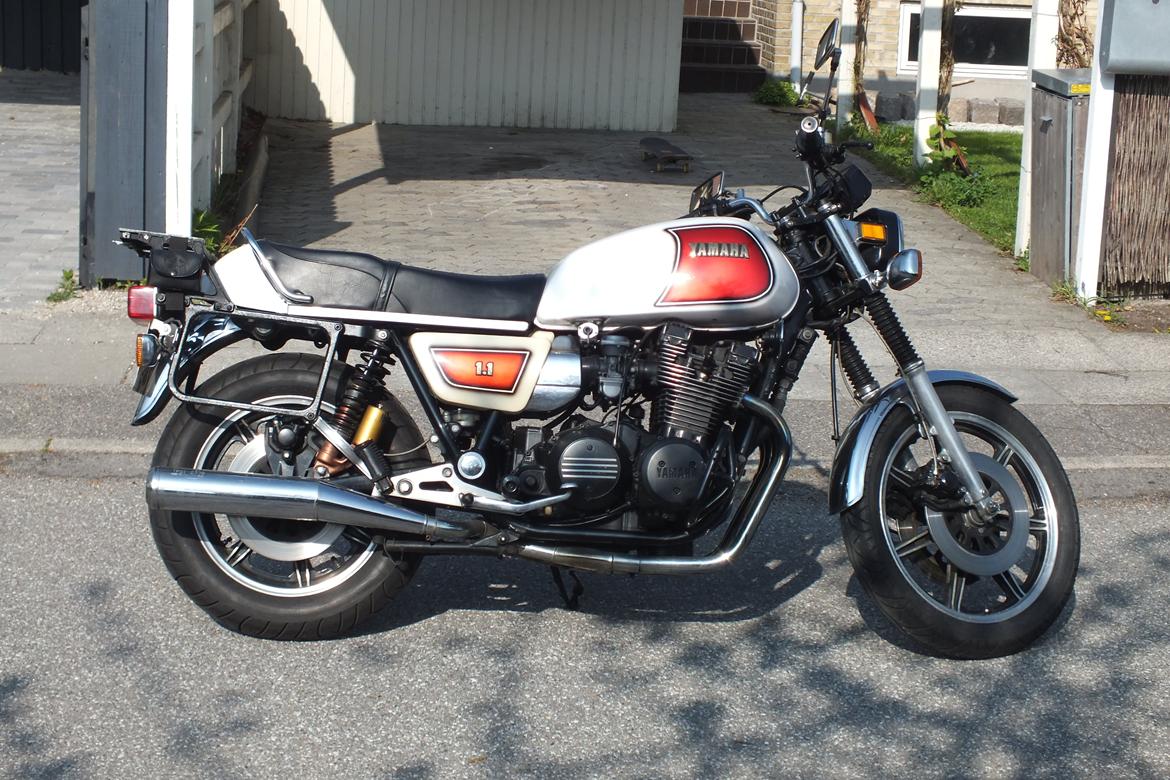 Yamaha XS 1100 E - Som den stod da jeg købte den i maj 2013 for den nette sum af 20.000 kr.. Har set dem billigere, men ikke i nær så god stand som denne, og jeg skal have en motorcykel der kan køre uden de store problemer, og det fik jeg :) billede 5