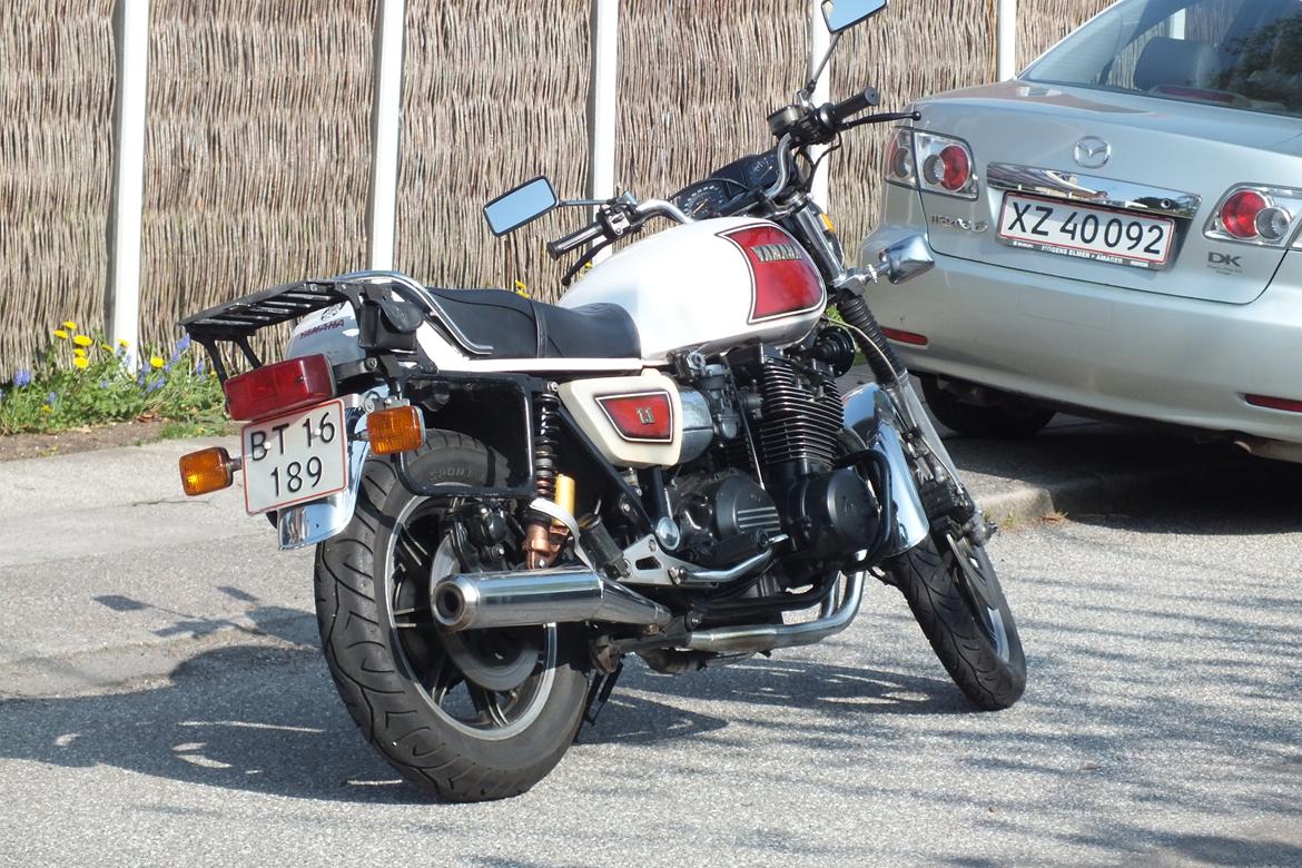 Yamaha XS 1100 E - Som den stod da jeg købte den i maj 2013 for den nette sum af 20.000 kr.. Har set dem billigere, men ikke i nær så god stand som denne, og jeg skal have en motorcykel der kan køre uden de store problemer, og det fik jeg :) billede 6