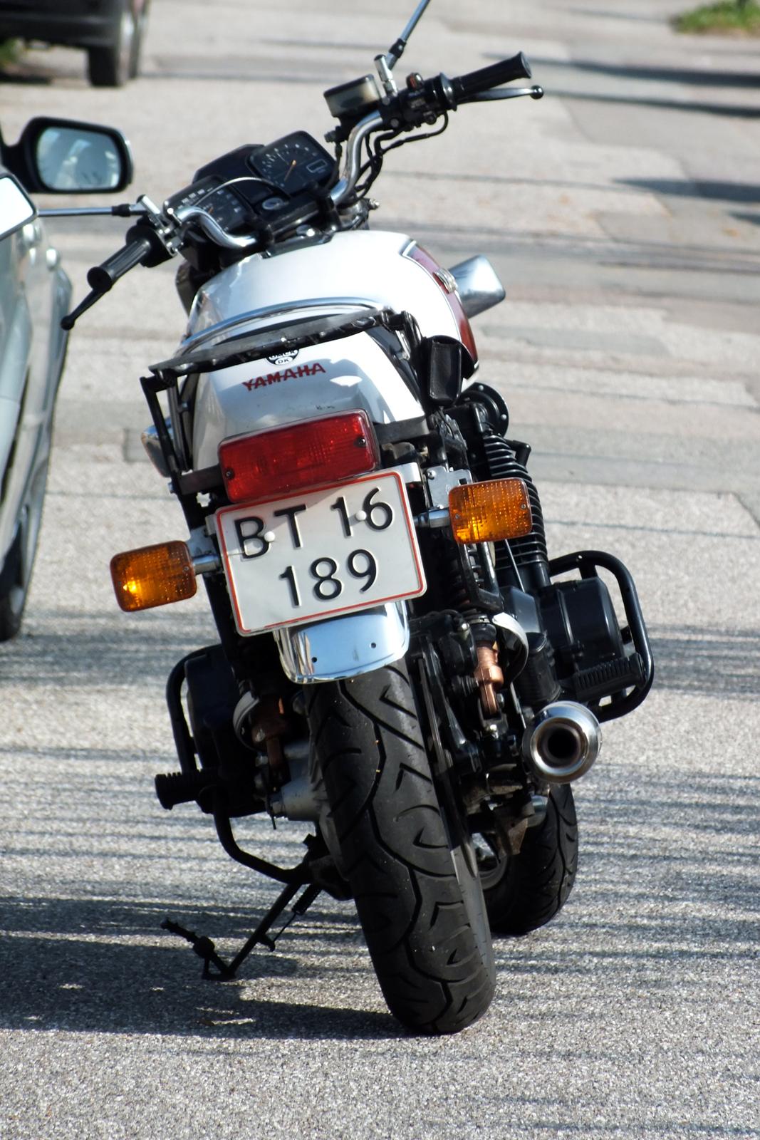 Yamaha XS 1100 E - Som den stod da jeg købte den i maj 2013 for den nette sum af 20.000 kr.. Har set dem billigere, men ikke i nær så god stand som denne, og jeg skal have en motorcykel der kan køre uden de store problemer, og det fik jeg :) billede 7