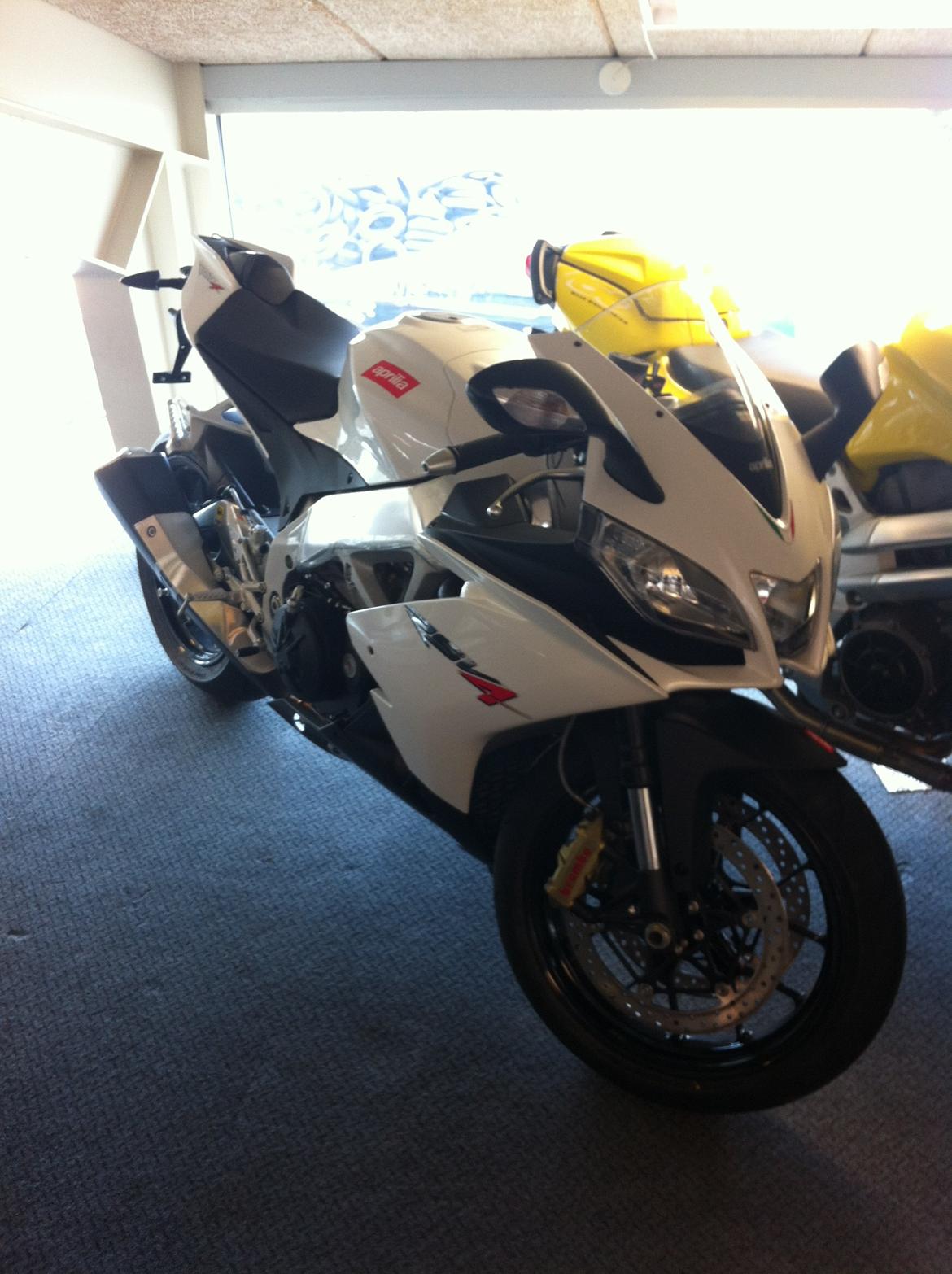 Aprilia RSV4 R *** SOLGT *** - Står i butikken og venter på at komme hjem. billede 2