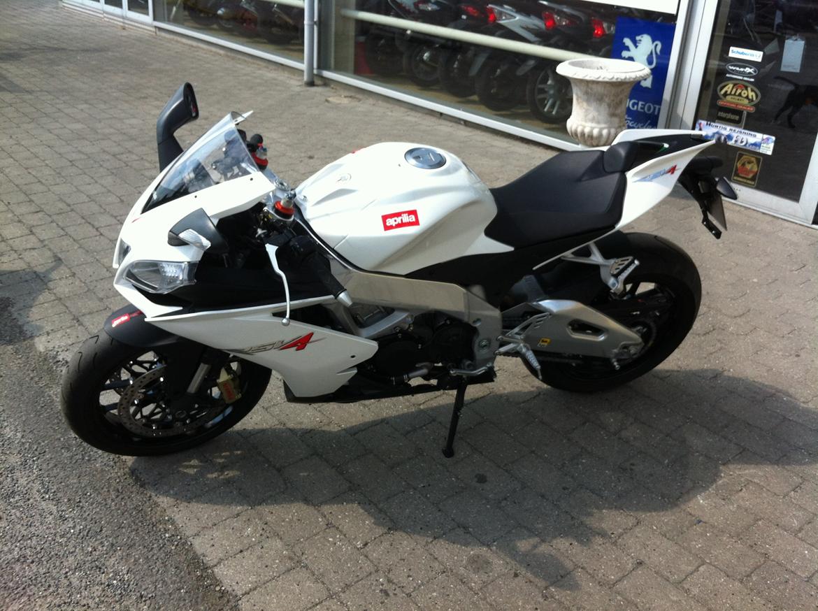 Aprilia RSV4 R *** SOLGT *** - Så er dagen kommet, hvor cyklen skal hentes og køres hjem. Den står og tripper. billede 3
