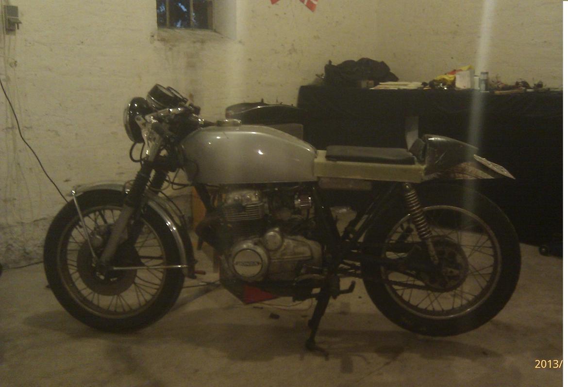 Honda CB 400 four - cafe sæde groft tilpasset billede 11