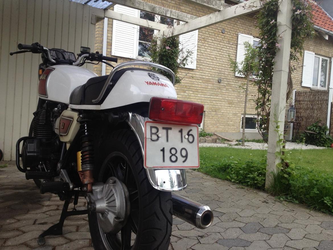 Yamaha XS 1100 E - Første skridt var at fjerne bagagebæreren samt de overdimensionerede blinklys :) Eftersom det er en gammel ged, tror jeg ikke der kommer nye på. Næste projekt bagpå bliver en mere diskret baglygte og så skal bagskærmen fjernes eller forkortes. billede 11