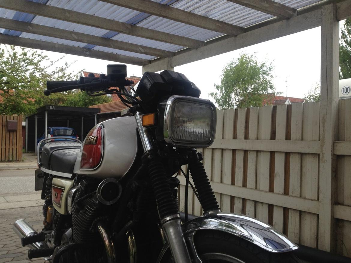 Yamaha XS 1100 E - Så er der fjernet spejle og blinklys foran også. Små skridt, men det gør den absolut ikke grimmere ;) billede 12