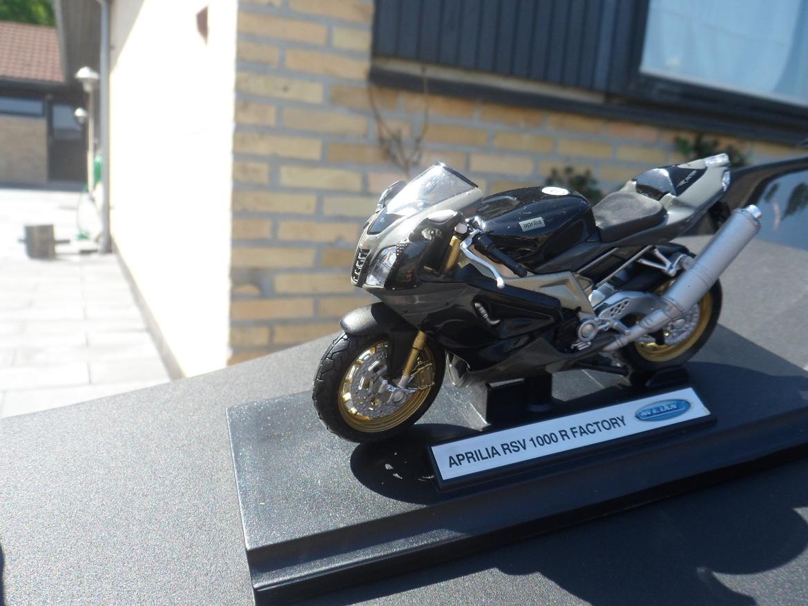 Aprilia RSV 1000 R Factory (solgt) billede 3