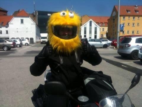 Honda CBR 125 r - Jeg kom kørende med min træfhjelm, og så var der en forbipasserende, der bare måtte have et billede. :) billede 2