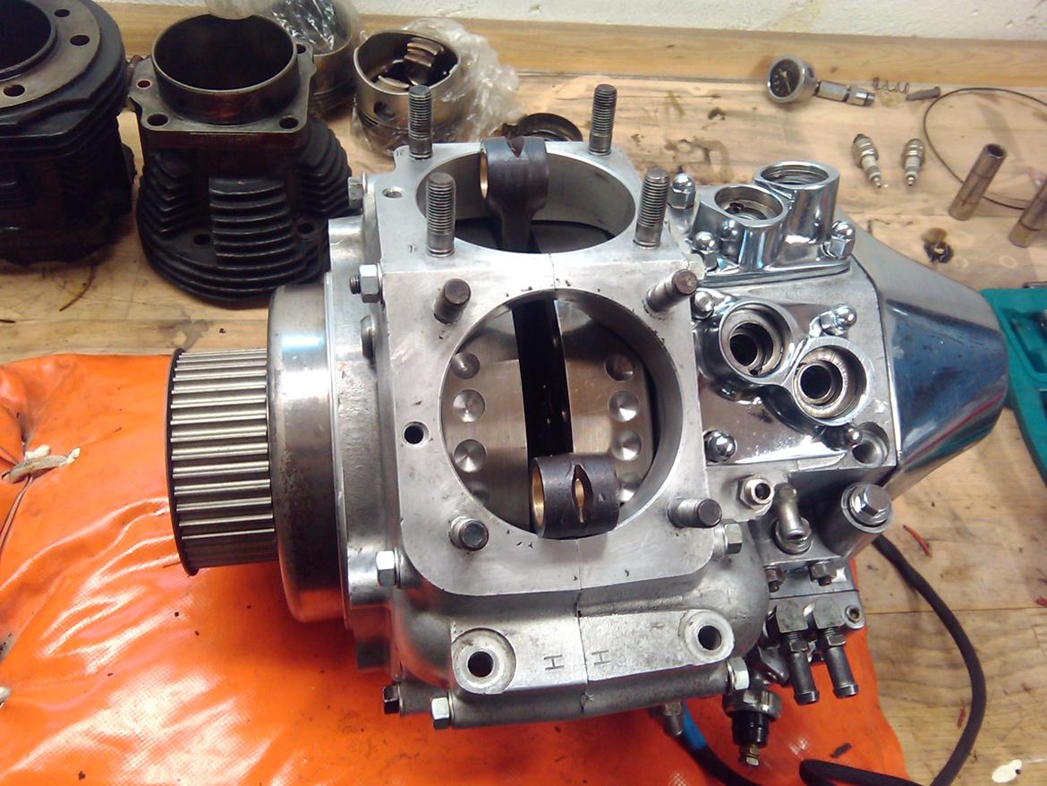 Harley Davidson FX - Det startede med utæt pakning, som lige skulle skiftes og endte med ny krumtap aksel,  afbalancering af krumtap og vejning af stempler + krydspinde etc. nye lejer over det hele :-) billede 13