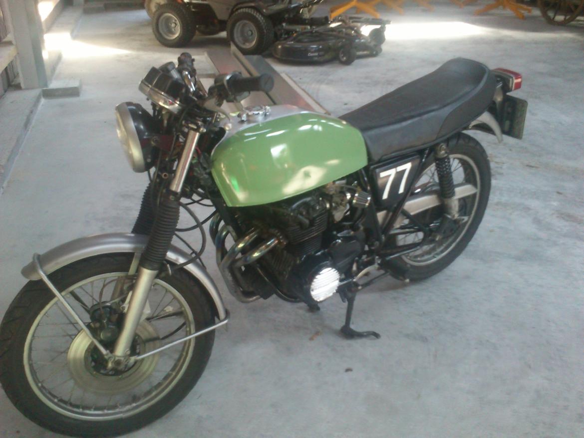 Honda Cb 400 F - den gamle tank rustede igennem.... så købte en anden, og malede den lige hurtigt her til morgen. så må den ryge til maler når kulden kommer igen billede 1