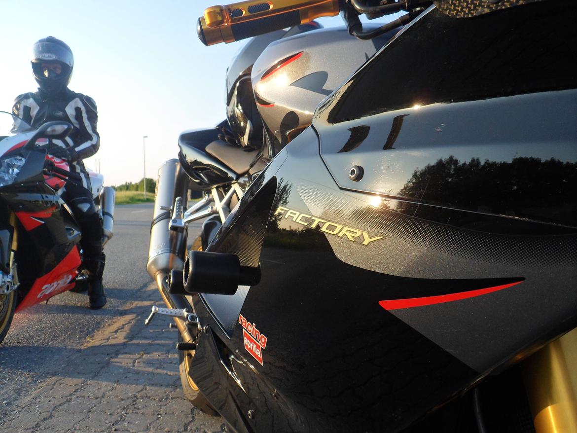 Aprilia RSV 1000 R Factory (solgt) billede 9