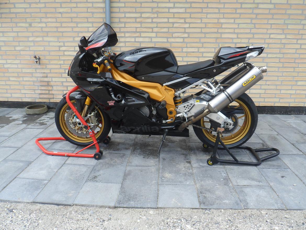 Aprilia RSV 1000 R Factory (solgt) billede 14