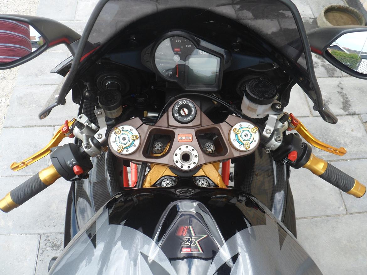Aprilia RSV 1000 R Factory (solgt) - uden sokker og guld bremse og koblingsvæske låg  billede 16