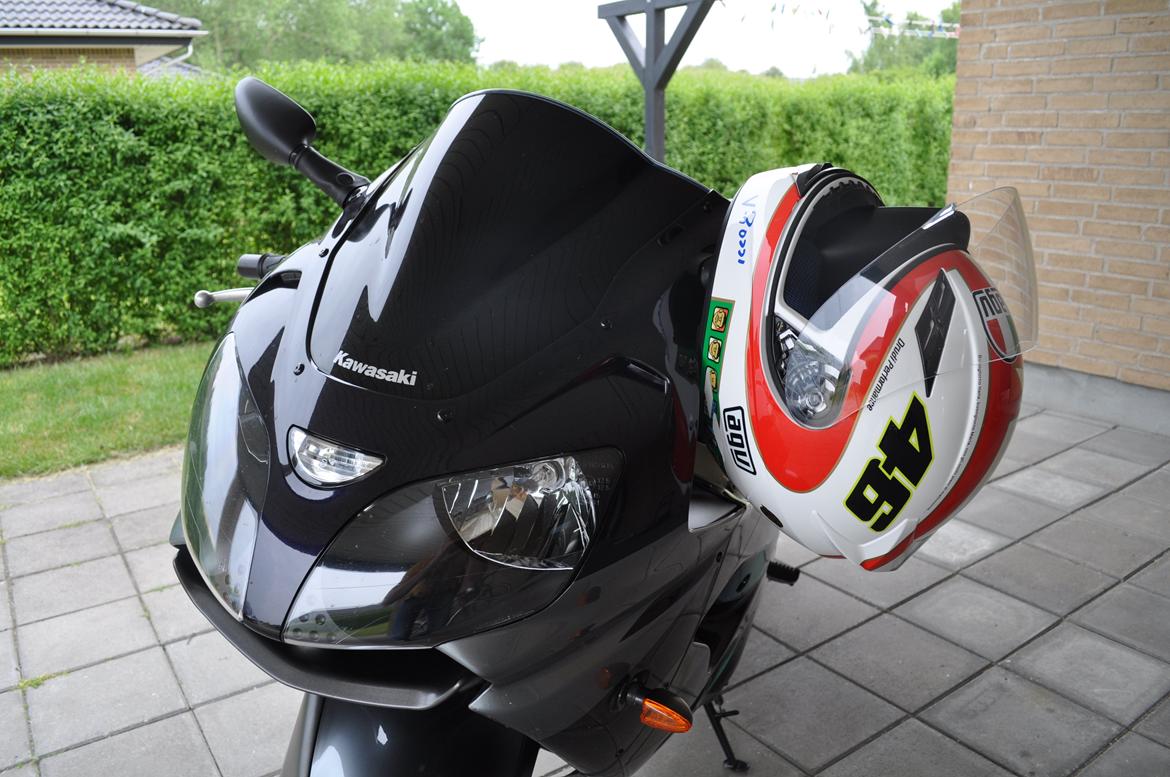 Kawasaki ZX9R - AGV Rossi hjelm billede 3