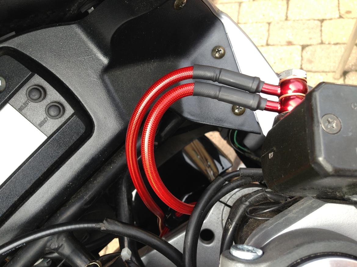 Hyosung GT 650 R EFI - Så kom der armerede bremseslanger i transperant rød fra Hel. billede 11