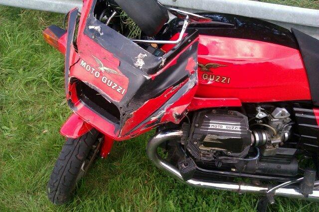 Moto Guzzi 850 Le Mans Mark III - – og sådan så hun ud efter de 10 minutter det tog mig at blive pløjet ned af en Opel Vivaro på vej hjem fra forhandleren. billede 4