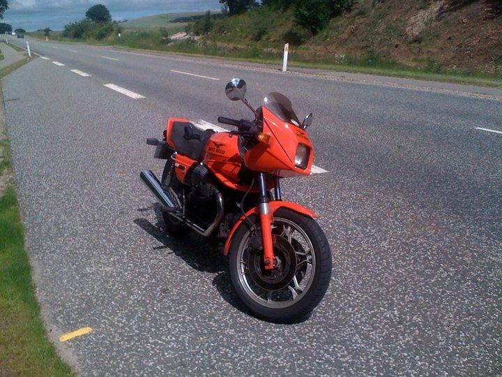 Moto Guzzi 850 Le Mans Mark III - Den italienske skønhed under prøveturen med uoriginalt styr – jeg fik dog det rigtige clip-on på. billede 3