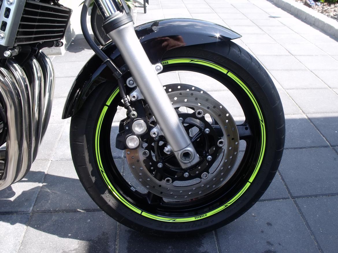 Yamaha XJR 1300 - Det lyser op med gule fælgkanter. billede 3