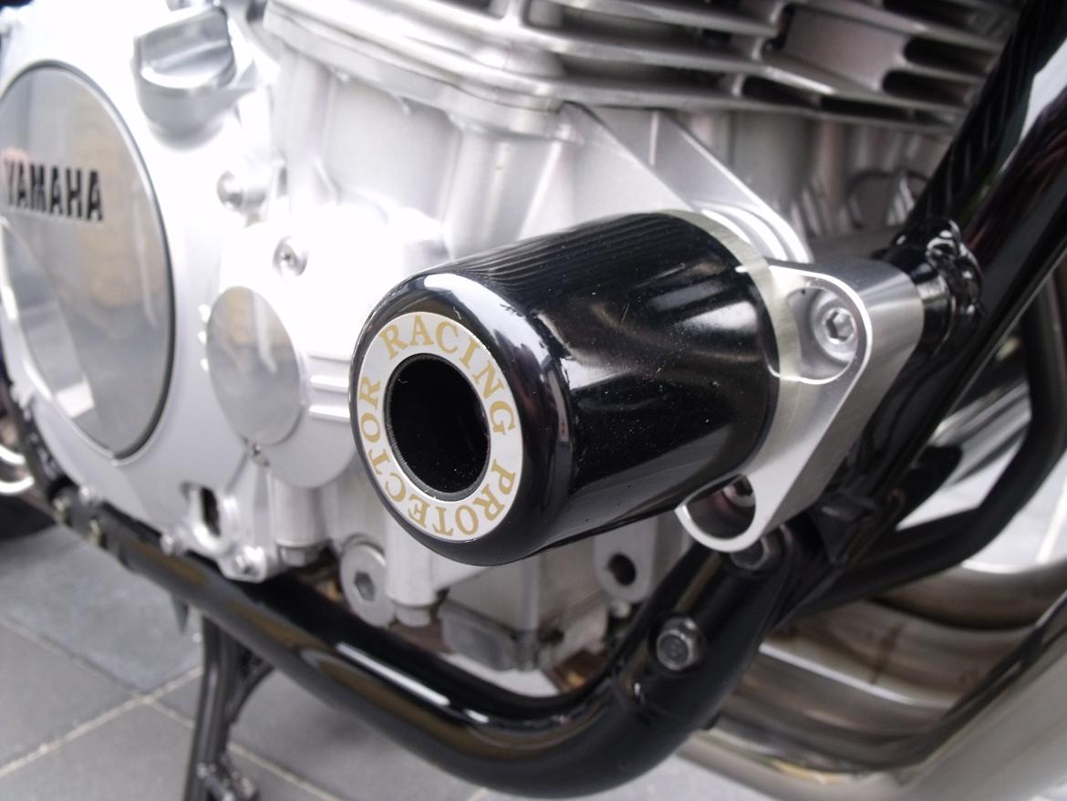 Yamaha XJR 1300 - Originale Yamaha crashpads . billede 17