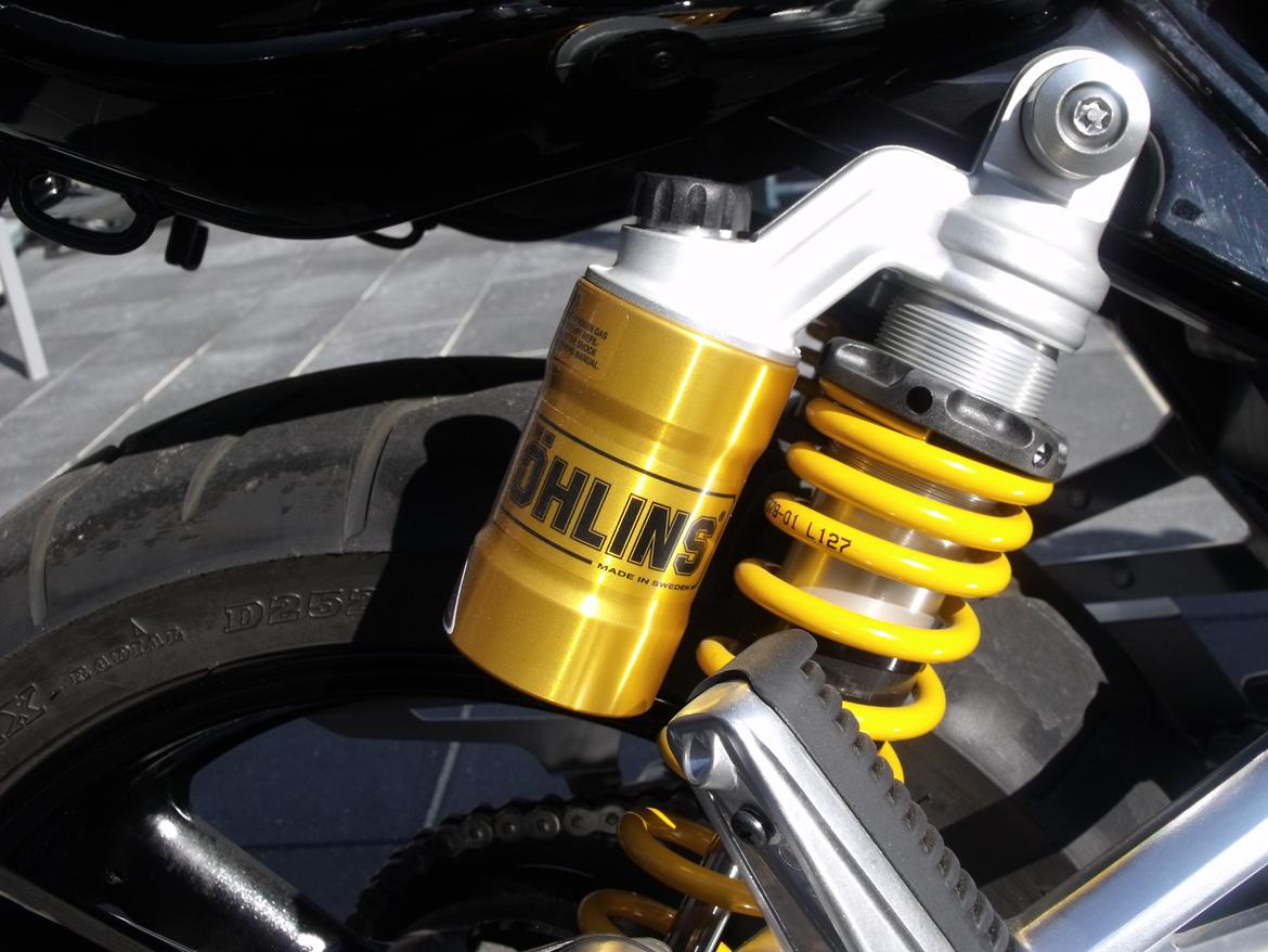 Yamaha XJR 1300 - Lækre dæmpere fra Øhlins , det ser fint og der er noget at lege med mht. justeringer. billede 8