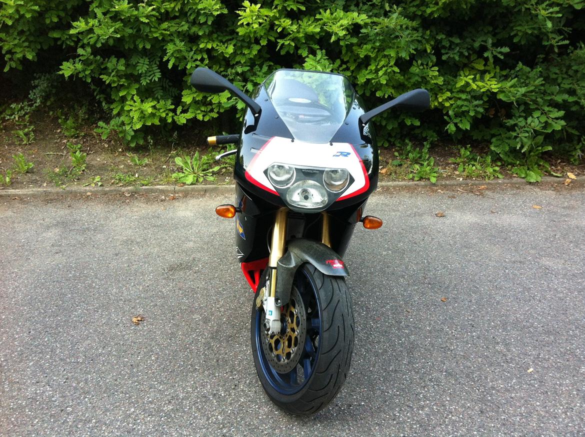 Aprilia RSV R Mille - Spejle er fra en RS 50 , 125 som er lidt længere. ca 30 - 40 mm. Nu kigger jeg ikke på mine skuldre længere ;-) billede 2