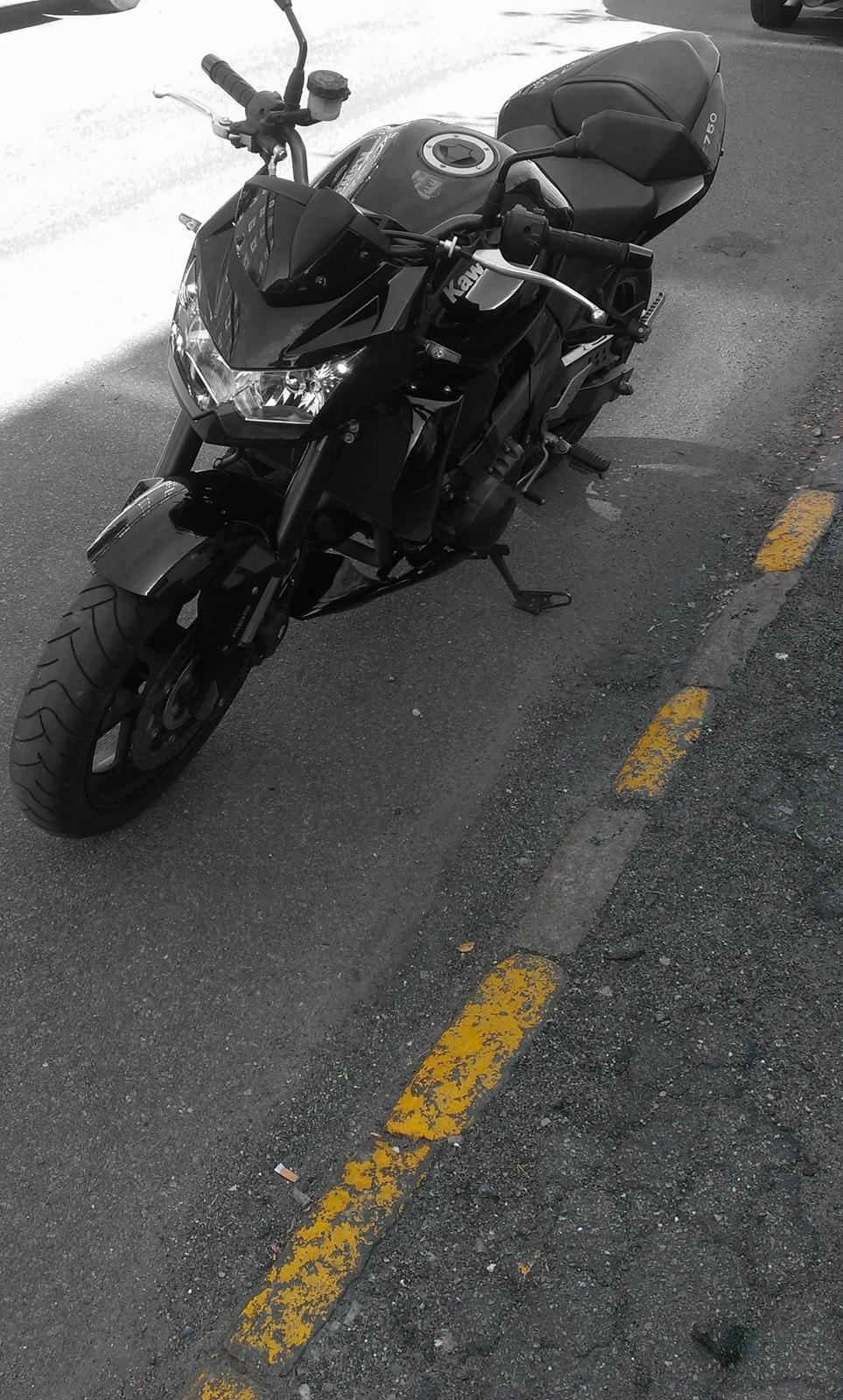 Kawasaki z750 ABS Solgt - Mit første billede af den dejlige maskine, har lige skrevet under og hopper nu op på den og køre hjem,,, waaauuw billede 15