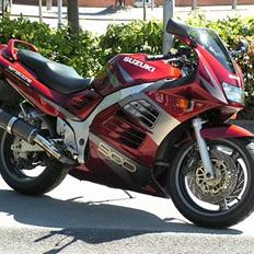Suzuki RF 900R