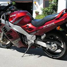Suzuki RF 900R
