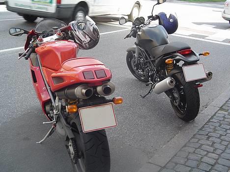 Ducati 748 - SÅ er der ny (fed?) legekammerat igen.. eller gammel legekammerat... eller.. .. nå, der er i hvert fald en at lege med, igen :-) Og nej, det ER altså ikke den samme, som på billedet oven over.. billede 18
