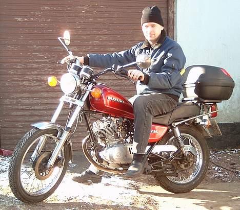 Suzuki GN 125 (Solgt) - jan. 2006: Fed styrthjælm ik!,  den går heller ik så nemt i stykker ved styrt :) billede 1