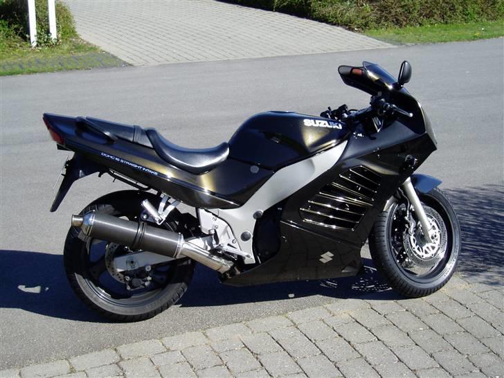 Suzuki RF 600 R - Læg mærke til guldskæret i malingen billede 1