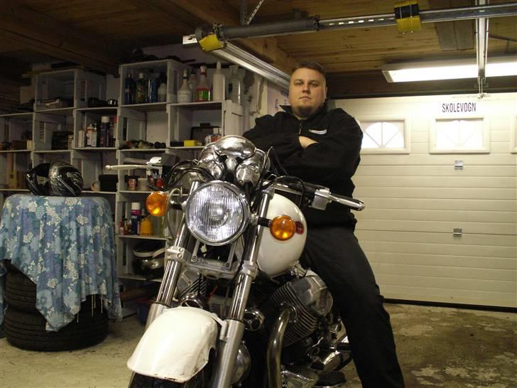 Moto Guzzi ev 1100 - en glad og træt ejer efter en lange "skrue dag"  billede 1