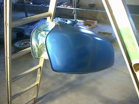 Suzuki GT 550 - har selv malet Tanken.. noget af en opgave,, men det blev rigtig godt...  billede 11