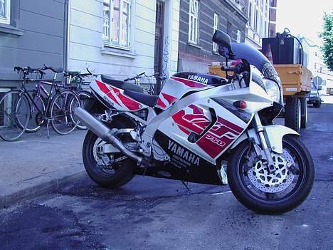 Yamaha YZF 750R - 98´ farver og staffering på kåben after glidetur billede 1