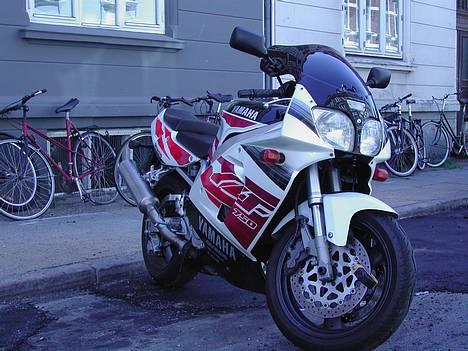 Yamaha YZF 750R - Original farve og staffering billede 2