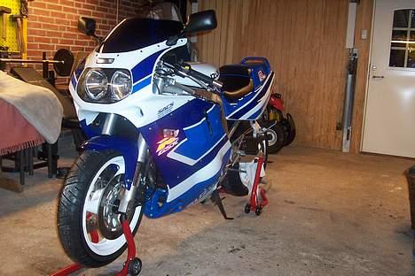 Suzuki gsx 1100 R - nu står den og venter ..på at komme ud.. billede 7