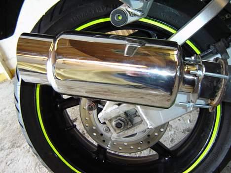 Suzuki SV 1000 N - T-hansen potten til  349,--kr  korte udstødninger bliver trenden i 06. Lang vinter giver korte potte. billede 4
