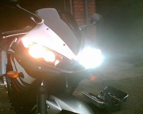 Yamaha YZF R6 - SOLGT - Her ses forskellen på alm halogen og xenon... ;) billede 5