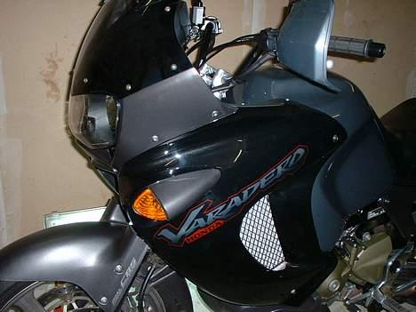 Honda XL 1000 Varadero - De er bare pissedyre de klistermærker... 18 lag lak før jeg ikke kunne mærke overgangen mere billede 14